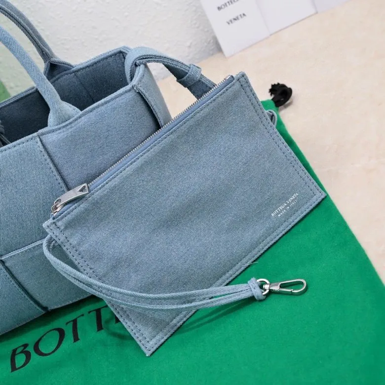 Batch 1460 BV denim tote shopping bag mini. The light-colored denim denim is so beautiful. It will definitely be a favorite among denim lovers. It is simple, really special, casual and chill. If you don’t buy a denim bag this year, you won’t dare to say that you know fashion! 25×16×8cm, model: 9894#